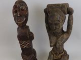 paire de figurines africaines sculptées sur fond blanc