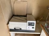 une machine posée sur une table dans une pièce
