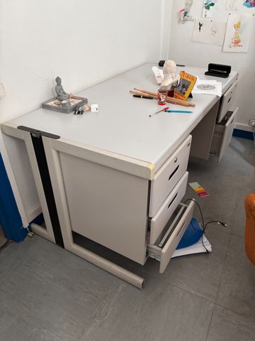 Ensemble de mobilier de bureau état d’usage : quatre bureaux, une...
