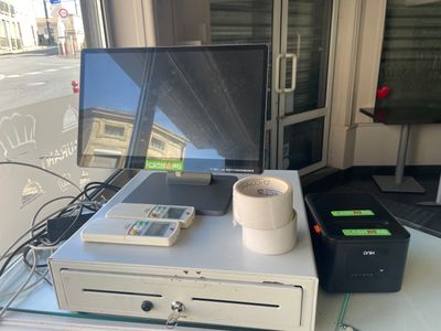 une tasse à café posée sur une caisse enregistreuse