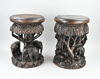 une paire de tabourets sculptés représentant des éléphants et des arbres
