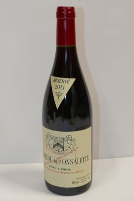 une bouteille de vin posée sur une table