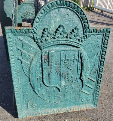 un panneau vert sur lequel figure un blason