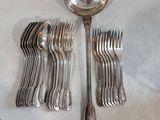 un grand nombre de fourchettes et de cuillères posées sur une table
