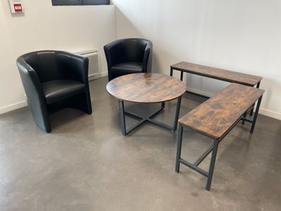 deux chaises et une table dans le coin d'une pièce