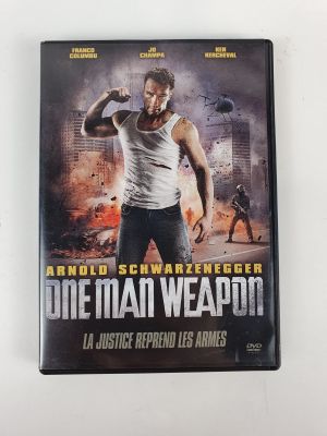 La jaquette du DVD « One Man Weapon » est représentée sur un fond blanc.