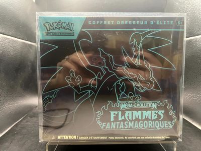 La boîte est transparente et comporte l'image d'une figurine de Pokémon.