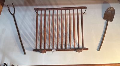 vue de dessus d'un support en bois sur lequel sont posées une cuillère en bois et une spatule