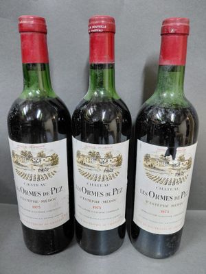 trois bouteilles de vin sont alignées sur une table