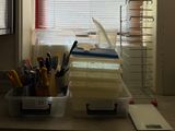 une photo d'un bureau sur lequel se trouvent de nombreuses fournitures de bureau