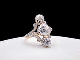 un gros plan d'une bague en diamant posée sur une assiette blanche