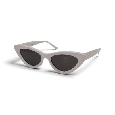 Les lunettes de soleil « œil de chat » sont blanches et ont des verres noirs.