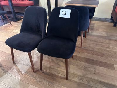 trois chaises qui se trouvent dans une pièce