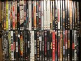 beaucoup de DVD dans une boîte posée sur l'étagère