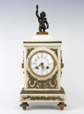 une petite horloge surmontée d'une statue