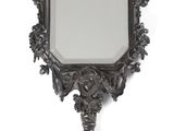 un miroir accroché au mur de la pièce