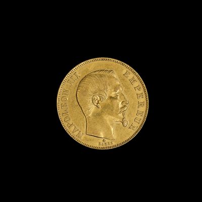 gros plan d'une pièce d'or sur fond noir