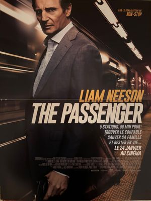 l'affiche du film « The Passenger », sur laquelle on voit un homme en costume debout devant une station de métro