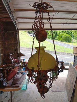 une lampe jaune suspendue au plafond d'un garage