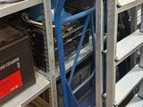 une étagère sur laquelle sont disposés de nombreux outils de toutes sortes