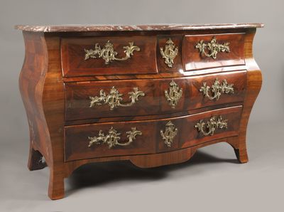 une commode en bois avec un plateau en marbre