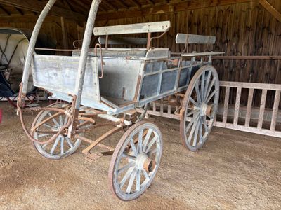 une calèche qui se trouve dans une grange