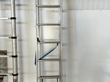 deux échelles placées l'une à côté de l'autre dans une pièce