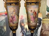 deux vases exposés dans une vitrine