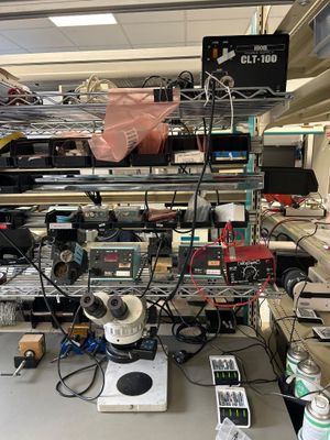 une pièce où se trouvent de nombreux appareils électroniques, ainsi que d'autres appareils sur les étagères