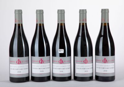 six bouteilles de vin sont alignées sur une table