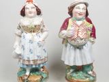 une paire de figurines en porcelaine représentant un garçon et une fille