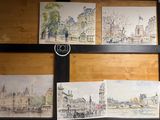 quatre tableaux accrochés au mur d'une pièce