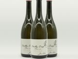 trois bouteilles de vin posées sur une surface blanche