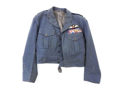 veste en jean avec des écussons sur la poitrine et le col