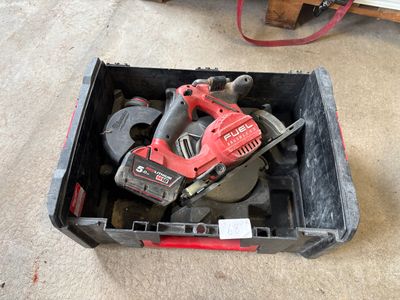1 Scie circulaire sur batterie MILWAUKEE M18 CCS55 avec batt…