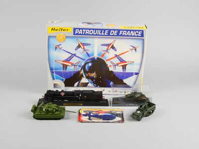 un véhicule militaire miniature et un char miniature posés sur une table