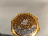 une pièce d'or sur laquelle est représenté un bateau