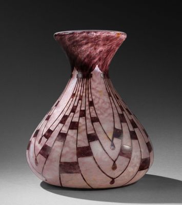 un vase posé sur une table à fond noir