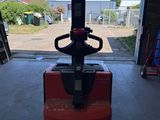 une photo d'un chariot élévateur dans un garage