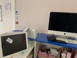 un bureau équipé d'un ordinateur et d'un moniteur