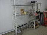 une étagère sur laquelle sont posés plusieurs objets, dans une pièce