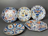 six assiettes à motifs différents posées sur une table
