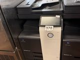 de nombreux modèles d'imprimantes exposés dans un magasin