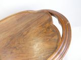 une table en bois au plateau incurvé, sur fond blanc
