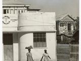 photographie en noir et blanc de deux femmes marchant dans la rue