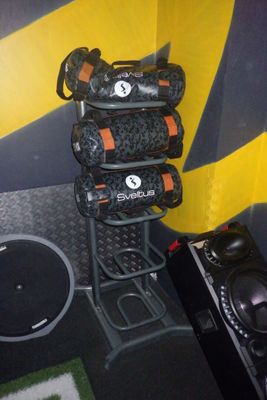 deux enceintes et un pied d'enceinte dans un coin de la pièce