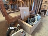 une boîte posée par terre qui contient des outils