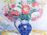 un tableau représentant un vase bleu rempli de fleurs roses et blanches