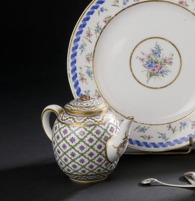 une théière et une théière avec une cuillère à côté