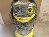 une machine jaune et noire posée par terre